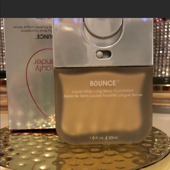 Bounce Liquid Whip Long Wear Foundation 1.00 C - Picture 3 of 3